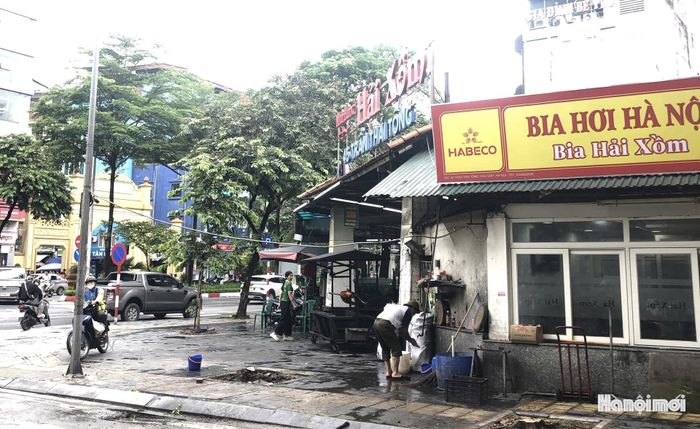Nhận được phản ánh, lực lượng chức năng phường Cầu Giấy đã khẩn trương vào cuộc di dời cây xanh bị đổ do mưa dông. Ảnh: Vân Nhi