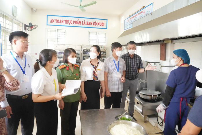 Đoàn liên ngành kiểm tra việc chấp hành quy định bảo đảm an toàn thực phẩm tại Trường THCS Phú Cường. Ảnh: Hữu Tiệp