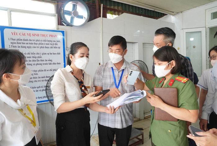 Phó Chủ tịch UBND phường Phú Lương Lê Văn Huấn cùng đoàn liên ngành kiểm tra việc chấp hành quy định về an toàn thực phẩm tại Trường Mầm non Phú Lương. Ảnh: Hữu Tiệp