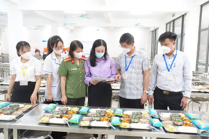 Đoàn liên ngành kiểm tra việc chấp hành quy định bảo đảm an toàn thực phẩm tại Trường Tiểu học Phú Lương. Ảnh: Hữu Tiệp