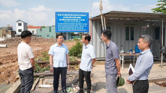 Bí thư Đảng ủy, Chủ tịch HĐND xã Hoài Đức Nguyễn Thanh Bình kiểm tra Dự án xây dựng khu đấu giá quyền sử dụng đất tại thôn Chiền. Ảnh: HĐ