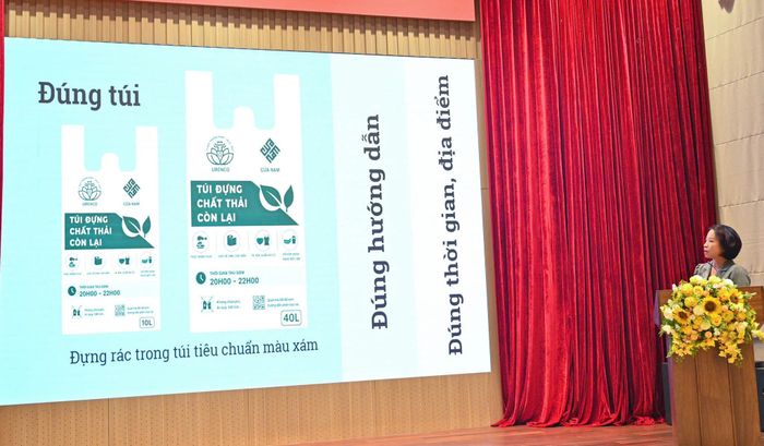 Hướng dẫn người dân cách phân loại rác vào từng túi đựng rác tiêu chuẩn. Ảnh: Thanh Hồng