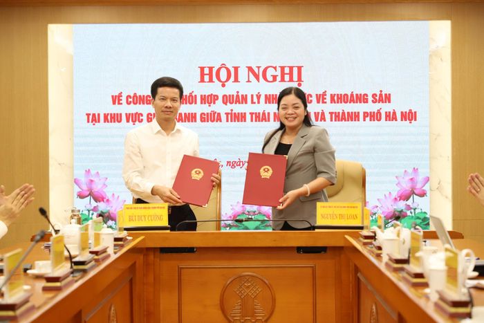 Lãnh đạo thành phố Hà Nội và tỉnh Thái Nguyên ký kết Quy chế phối hợp. Ảnh: Nông Vui.