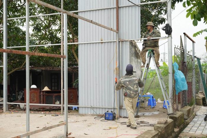 Hộ dân tự nguyện tháo dỡ công trình vi phạm. Ảnh: Nga Nguyễn
