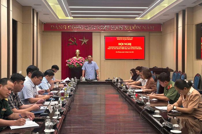 Bí thư Đảng ủy, Chủ tịch HĐND xã Đan Phượng Nguyễn Gia Hiển phát biểu tại hội nghị. Ảnh: Ngân Nguyễn