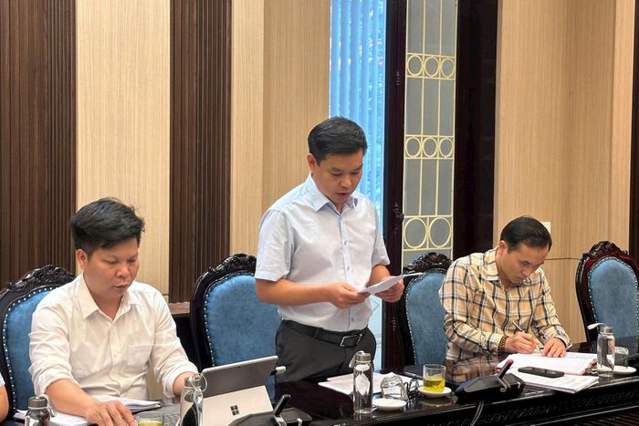 Phó Chủ tịch UBND xã Đan Phượng Nguyễn Đăng Thịnh báo cáo tại cuộc họp. Ảnh: Ngân Nguyễn