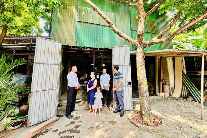 Bí thư Đảng ủy, Chủ tịch HĐND xã Đan Phượng Nguyễn Gia Hiển kiểm tra, đôn đốc việc xử lý vi phạm đất đai, trật tự xây dựng. Ảnh: Xuân Trường