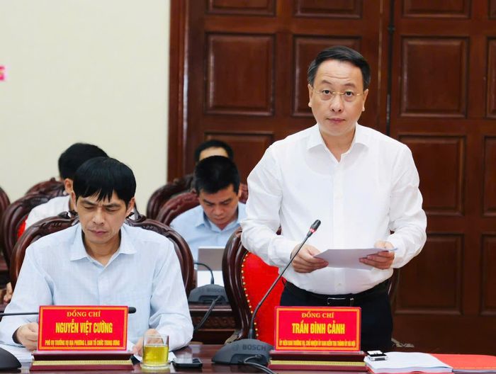 Chủ nhiệm Ủy ban Kiểm tra Thành ủy Hà Nội Trần Đình Cảnh, Phó Trưởng đoàn Kiểm tra, giám sát trình bày dự thảo báo cáo. Ảnh: Đức Lam