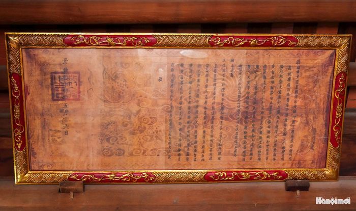 Sắc sớm nhất có niên hiệu Dương Đức tam niên (1675), tiếp đến là sắc niên hiệu Chính Hòa tứ niên (1684), sắc Vĩnh Khánh nhị niên (1734), sắc niên hiệu Cảnh Hưng 28 (1767), Cảnh Hưng 44 (1783).