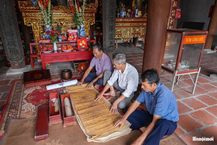 Ông Chử Văn Đạt, Ban Quản lý di tích đình Chử Xá chia sẻ: “Đình Chử Xá thờ Đức Thánh Chử Đồng Tử - một trong Tứ bất tử của lịch sử Việt Nam. Đình Chử Xá được xây dựng từ năm 1446 và hiện lưu giữ 47 sắc phong, có niên đại trải dài từ triều Lê đến triều Nguyễn. Hằng năm, nhân dân tổ chức lễ hội vào các ngày 17, 18 và 19 tháng Giêng để tưởng nhớ công lao của Ngài, cầu mong mưa thuận gió hòa, vạn vật sinh sôi”.
