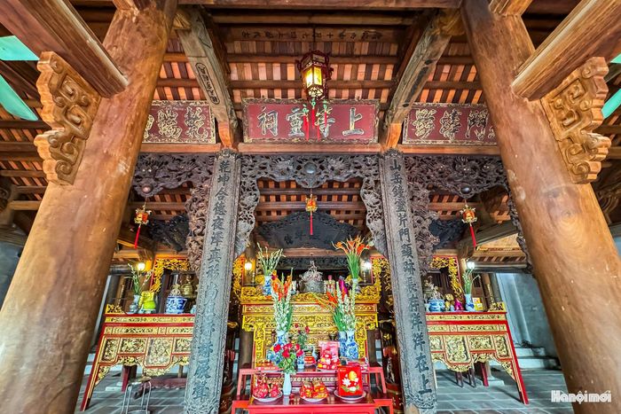 Đại bái gồm 5 gian hai dĩ (chái) xây kiểu "tường hồi bít đốc tay ngai" có hai trụ biểu lớn, trên cùng có trái dành gồm 4 hạt chụm đuôi, đầu hướng về 4 góc. Đình trụ còn trang trí hổ phù và hình tứ quý đắp nổi trong 4 ô lồng. Bờ nối mái cong hàng hoa chanh. Đại bái và Tiền tế cấu tạo tương tự.