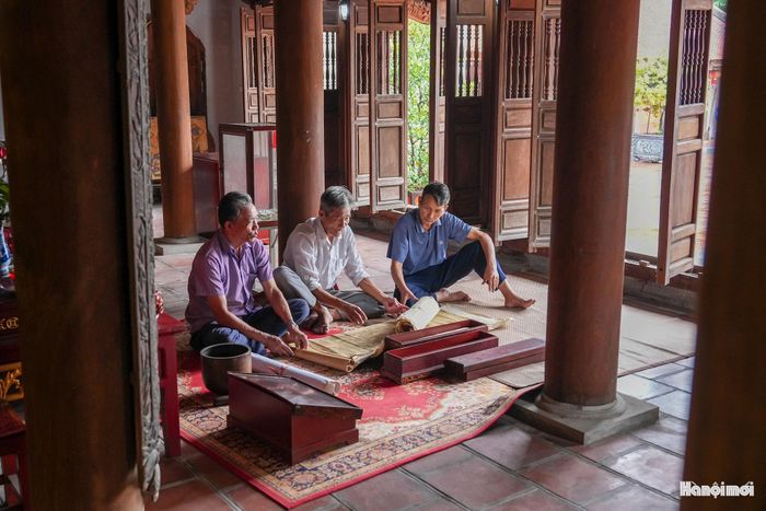 Cẩn trọng mở từng sắc phong, các cụ cao niên Chử Xá đang gìn giữ những dấu tích của ngôi làng qua nhiều thế hệ.