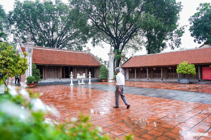 Giữa nhịp sống đang đổi thay từng ngày, đình Chử Xá vẫn lặng lẽ nép mình bên dòng sông Hồng, lưu giữ câu chuyện về Chử Đồng Tử - Tiên Dung, những nghi lễ dân gian và ký ức của một làng Việt cổ.
