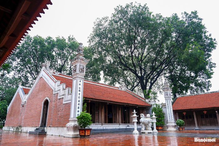 Cách đình khoảng 800m về phía Đông là khu lăng mộ Chử Cù Vân - thân sinh Đức Thánh Chử Đồng Tử. Khu lăng rộng khoảng 300m², được tôn tạo, nâng cấp năm 2007, gồm mộ gạch hình lục giác và ngôi miếu thờ thân phụ, thân mẫu của Đức Thánh. Không gian này thể hiện rõ nét đạo lý uống nước nhớ nguồn, đề cao chữ hiếu trong đời sống văn hóa của người Việt.