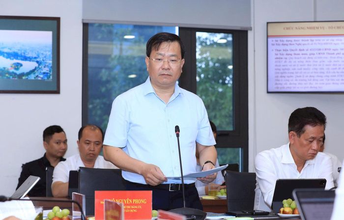 Giám đốc Sở Xây dựng Võ Nguyên Phong báo cáo tại buổi làm việc. Ảnh: Viết Thành