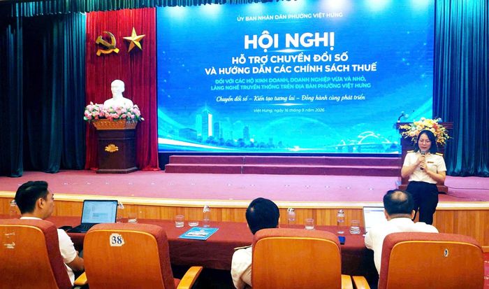 Đại diện Thuế cơ sở 11 - thành phố Hà Nội trao đổi tại hội nghị. Ảnh: B.Duy