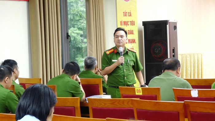 Trung tá Nguyễn Danh Luân (Cục Cảnh sát PCCC và CNCH, Bộ Công an) giải đáp các thắc mắc tại hội nghị. Ảnh: PV