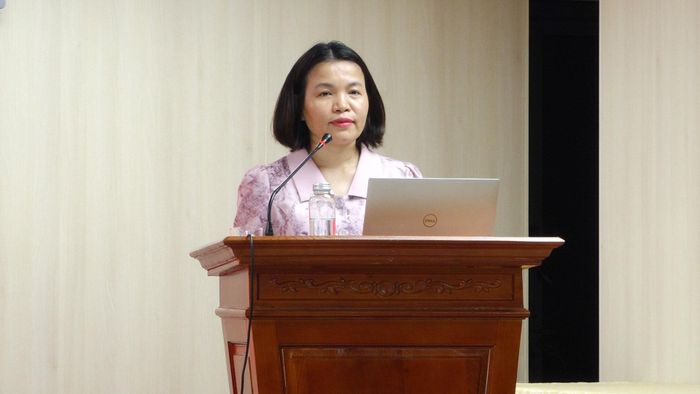 Phó Chủ tịch UBND phường Dương Nội Vũ Thị Ngọc Hiền phát biểu tại hội nghị. Ảnh: PV