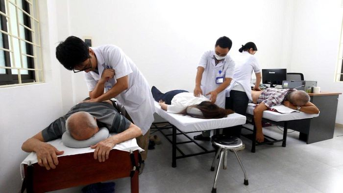 Bệnh viện Đa khoa Hòe Nhai hỗ trợ Trạm y tế phường Giảng Võ khám chữa bệnh cho người dân. Ảnh: Công Phương