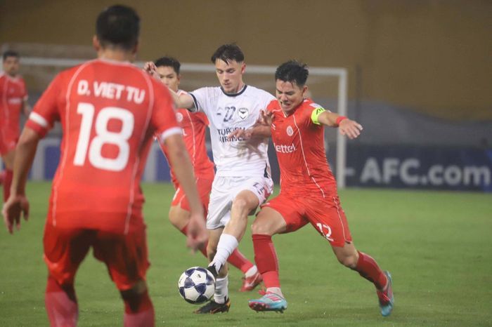 Thể Công Viettel (áo đỏ) đã có một ngày thi đấu quả cảm trước Melbourne Victory. Ảnh TCVT
