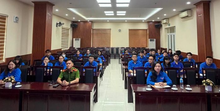 Đoàn phường Bạch Mai tổ chức tiếp sóng Hội nghị trực tuyến toàn quốc triển khai nghiên cứu, học tập, quán triệt Nghị quyết Đại hội Đoàn toàn quốc lần thứ XIII, nhiệm kỳ 2026-2031. Ảnh: PV
