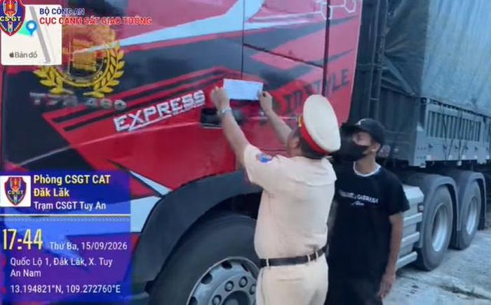 CSGT xử lý phương tiện vi phạm. Ảnh: Cục CSGT