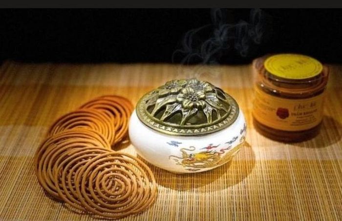 Thắp hương vòng là nét đẹp văn hóa tâm linh lâu đời. Đây là cách thể hiện tấm lòng kính trọng, ghi nhớ công ơn với thần linh tiên tổ. Mỗi tuần nhang vòng được thiết kế có thời gian cháy lâu hơn so với nhang tăm.
