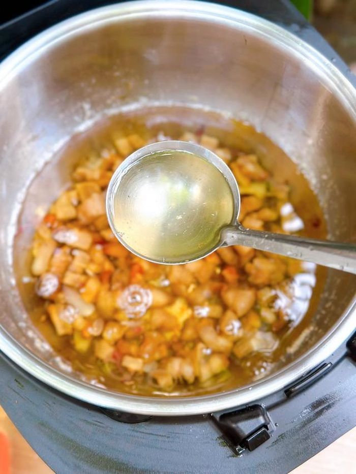 Sau 5-6 lần nhấn nút (khoảng 2-3 giờ), mỡ tan hết thành dầu trong suốt. Lọc bỏ cặn, để nguội sẽ được mỡ trắng tinh như tuyết.