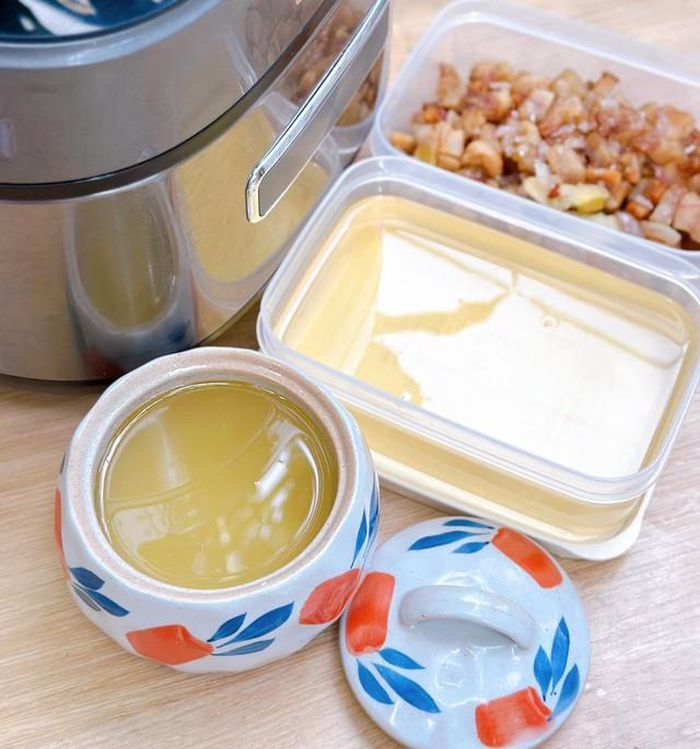 Đừng vội vứt phần bã mỡ còn sót lại! Cho gạo đã vo sạch vào nồi, thêm nước như bình thường, nhấn nấu. Cơm nấu với chút mỡ lợn sẽ bóng mượt, thơm ngậy, hạt tơi và đậm đà hơn hẳn. Đây là cách mà nhiều bà nội trợ xưa hay dùng để nâng tầm bữa cơm gia đình.