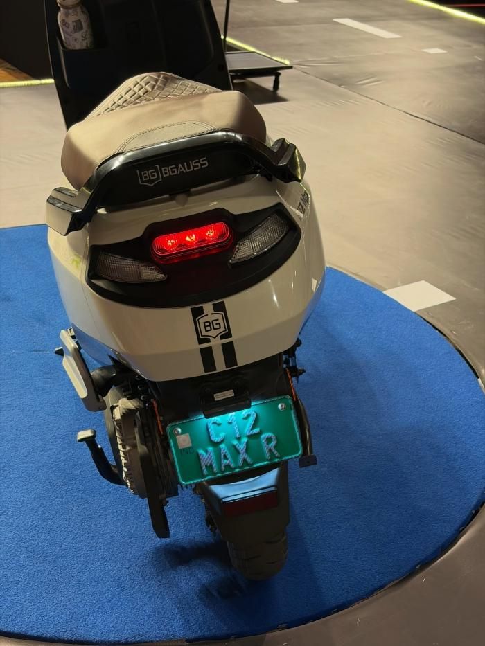 Xe được trang bị ba chế độ lái gồm Eco, Ride và Sport.