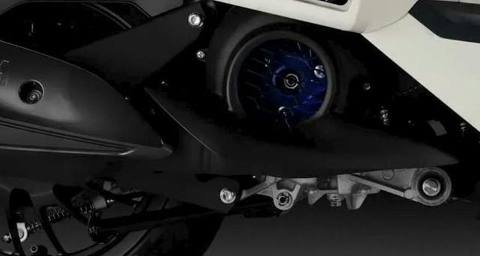 Hệ thống treo và phanh sau vẫn giữ kết cấu đơn giản gồm giảm xóc đơn monoshock lệch bên và phanh tang trống phía sau.