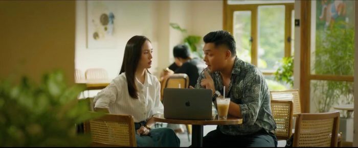 Hoàng chia sẻ với Phương về khó khăn mà Khánh đang gặp phải. Ảnh VTV
