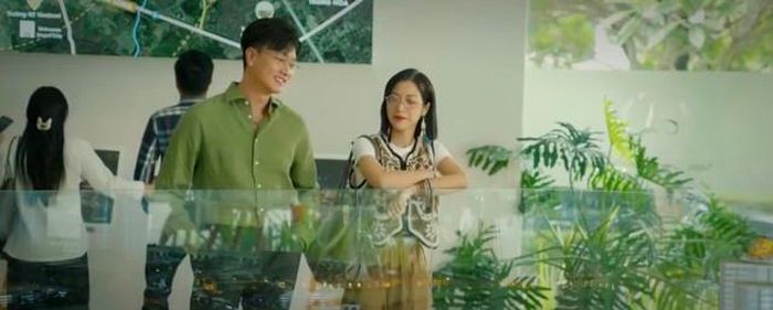 Tùng tiết lộ cơ hội mua nhà giá ưu đãi cho Phương. Ảnh VTV