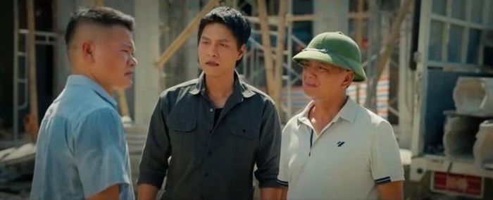 Khánh trở về quê và tạm thời cai quản xưởng gỗ giúp bố mẹ. Ảnh VTV