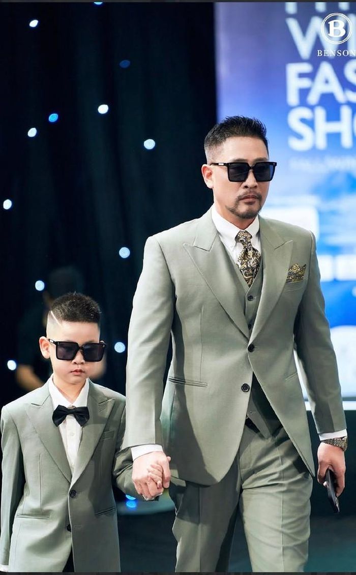 NSƯT Hồ Phong có vợ và 2 con trai ngoan ngoãn, đáng yêu. Nếu trên phim, anh là ông trùm thì ngoài đời nam NSƯT tự nhận là "thiên thần". Anh tâm sự với GĐ&XH: "Ở nhà, tôi là "thiên thần" của các con. Các con tôi rất quấn bố. Tuy nhiên, tôi cũng khá nghiêm khắc. Tôi luôn muốn các con có kỷ luật trong mọi việc. Với tôi, yêu con không có nghĩa là phải chiều con bằng được".
