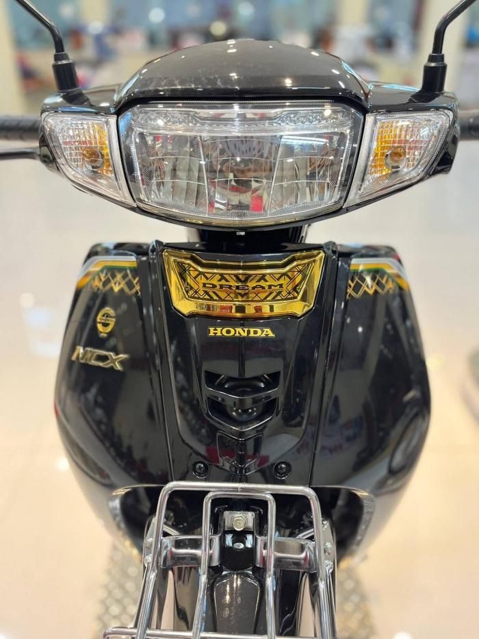 Đáng chú ý nhất trên Honda Dream mới là cụm đèn pha LED toàn phần.