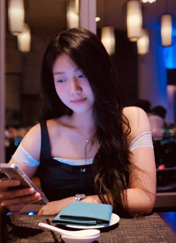 Nhiều năm trôi qua, cô bé ngày nào đã có sự thay đổi rõ rệt. Chíp ngày càng cao lớn, gương mặt thanh tú và sở hữu phong thái trưởng thành hơn. Những hình ảnh được Mạnh Trường chia sẻ trên trang cá nhân thường nhận được sự quan tâm của khán giả.