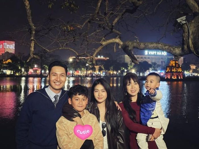 Mạnh Trường nhiều lần chia sẻ hình ảnh đời thường bên con gái. Từ những bức ảnh hai bố con đi chơi, đón sinh nhật đến các video vui vẻ của gia đình, Chíp vẫn là một trong những thành viên thường xuyên xuất hiện trên trang cá nhân của nam diễn viên.