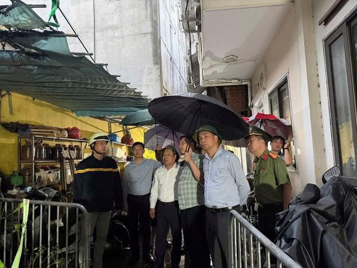 Chủ tịch UBND TP Hà Nội có mặt tại hiện trường vụ cháy sáng 16/9. 