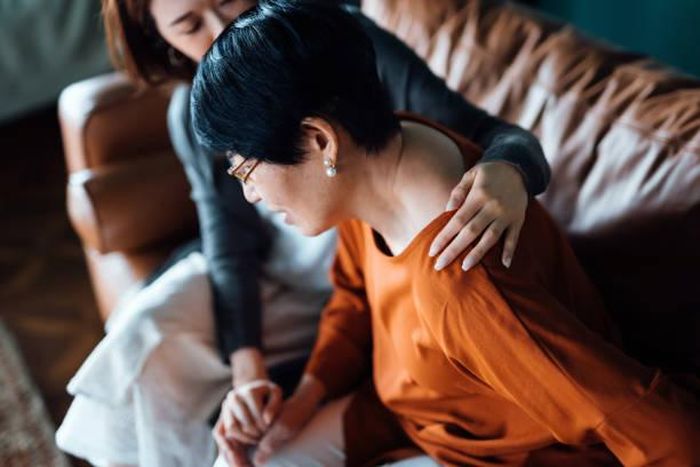 Phía sau nỗi niềm của người con tuổi trung niên chăm sóc cha mẹ già. Ảnh minh họa: iStock