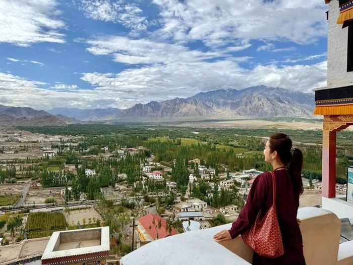 Tuy nhiên, sau khi trải nghiệm, Jennifer Phạm nhận ra Ladakh có lẽ không khó đến vậy. Theo cô, điều quan trọng nằm ở cách mỗi người lựa chọn hành trình, đi cùng ai và có đủ thời gian để cảm nhận vùng đất này hay không.