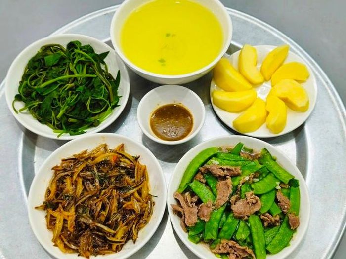 Mâm cơm nhà ngày mưa đặc trưng với món cá rim chua ngọt. Ngoài ra có các món bổ dưỡng, bắt mắt khác gồm rau muống luộc, đậu hà lan xào thịt bò. Ảnh: Minh Nguyễn