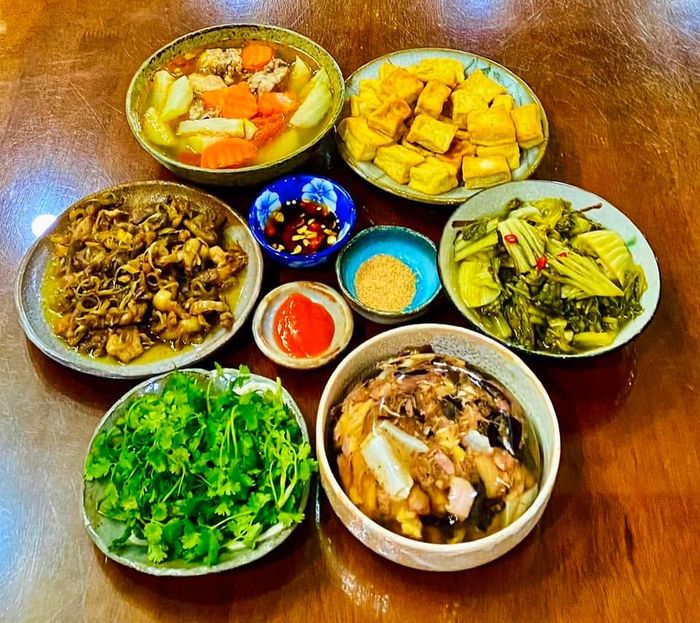Mâm cơm đậm vị trong ngày mưa lạnh với món thịt đông dưa chua, đậu rán cùng món canh rau củ thơm ngon.