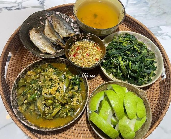 Mâm cơm ngày mưa với cá bạc má chiên giòn, cà tím xào thịt băm, rau tập tàng luộc...  