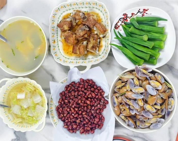 Mâm cơm gia đình bổ dưỡng với canh dắt nấu khế, ngao hấp, sườn xào chua ngọt, đậu bắp luộc, lạc rang, cùng canh cải thảo. Ảnh: Nhật Mai