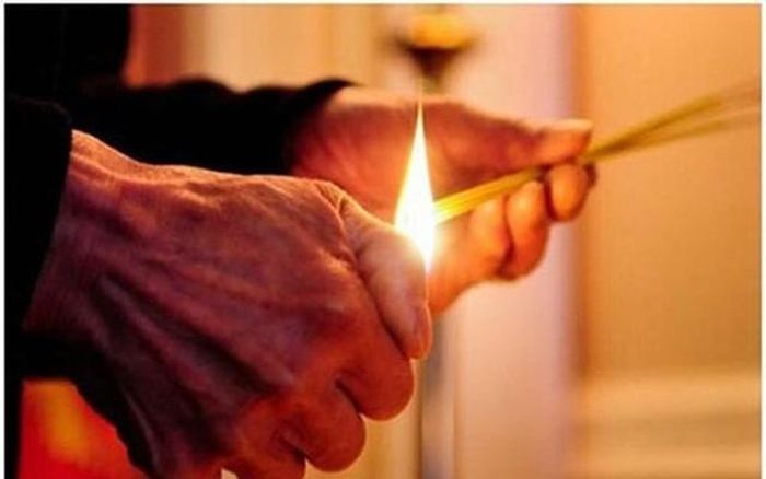 Không có quy định cứng nhắc nào, thời gian thắp hương khi thay bàn thờ mới phụ thuộc nhiều vào phong tục mỗi địa phương cũng như quan niệm của từng gia đình.