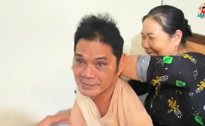 Nhóm Phi Phụng, Phương Dung trở lại thăm nghệ sĩ Mai Trần, xót xa tình hình sức khỏe đàn anh và cuộc sống chật vật của 2 vợ chồng.