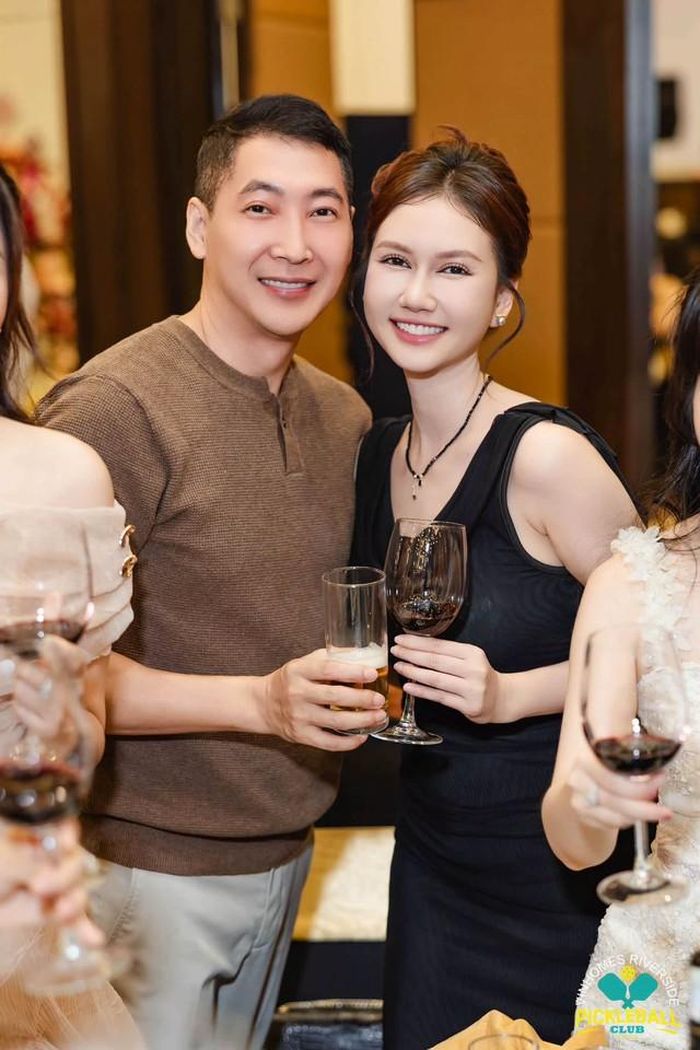 Ông xã hiện tại của Hương Giang là người ngoài ngành giải trí. Cả hai có một con chung là con trai.