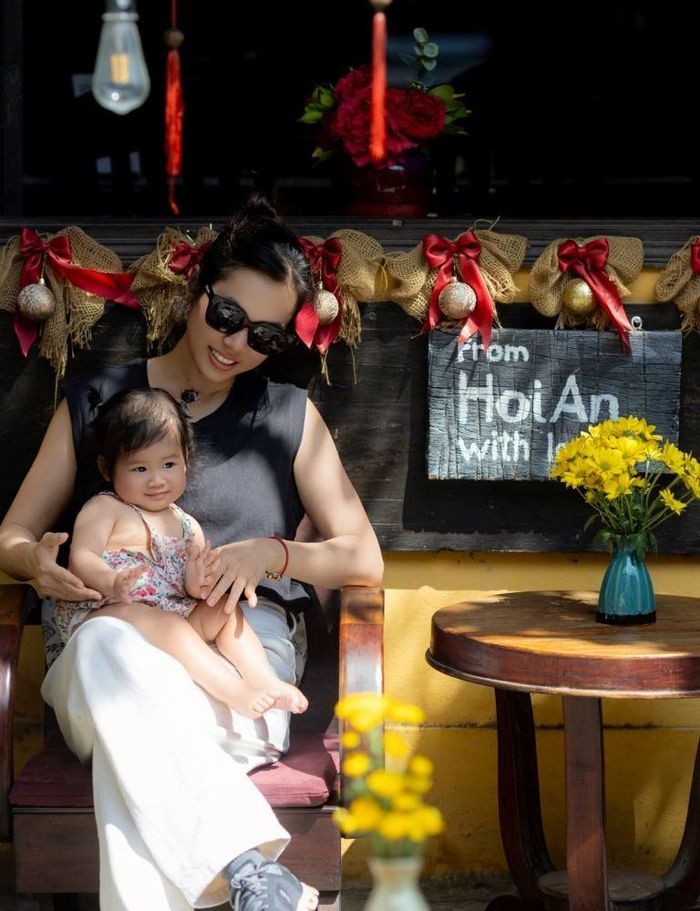 Mối quan hệ giữa Á hậu Việt Nam 2010 và bố của con gái cũng đã tốt hơn. Cô muốn bé có sự kết nối thân thiết với bố nên duy trì việc gặp gỡ, tạo điều kiện để hai cha con ở bên nhau. "Ayla và mấy đứa nhỏ nhà anh ấy rất gắn bó. Tôi mới đưa Ayla sang nhà papa chơi, nhìn lũ trẻ vui đùa quấn quýt, tôi thấy hạnh phúc lắm", người đẹp bộc bạch trên Ngôi sao.