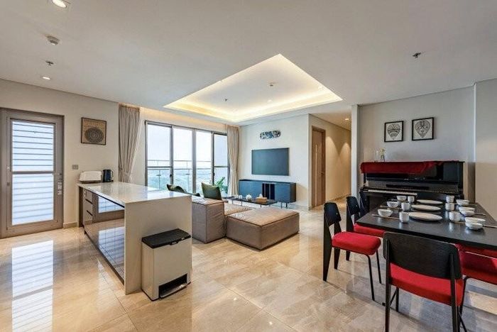 Từ cửa bước vào nhà nhìn thấy ngay bàn đảo bếp và phòng khách. Nội thất theo phong cách tối giản, hiện đại. Sàn gạch bóng, bếp đảo đá trắng kết hợp cùng ghế sofa lớn màu da tạo cảm giác rộng rãi mà ấm cúng.